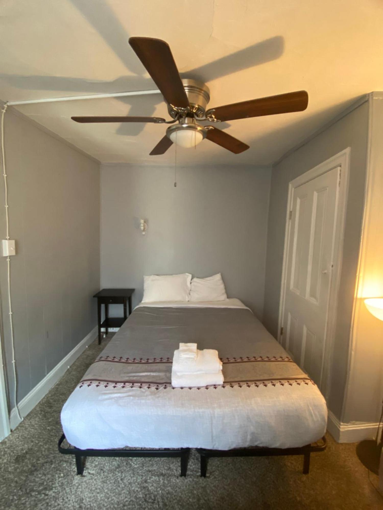 Clover 2900 - Apartment And Rooms With Private Bathroom Near Washington Ave South Philly Philadelphie Chambre photo